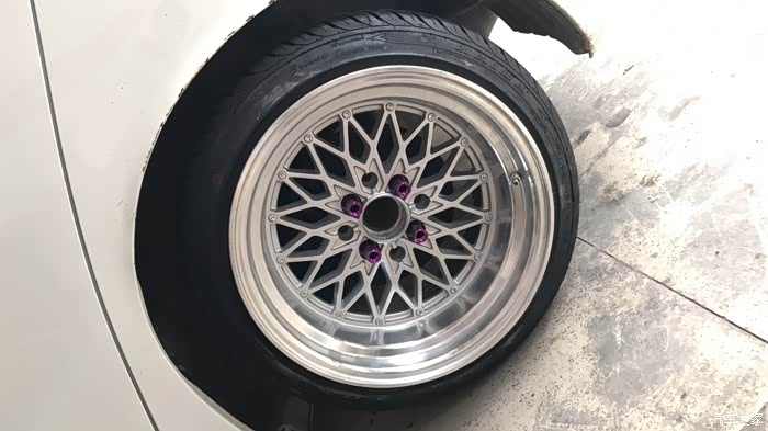 谁有15寸8j轮毂上185胎的效果图?