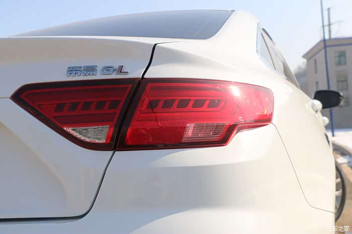 刀锋型水滴式尾灯