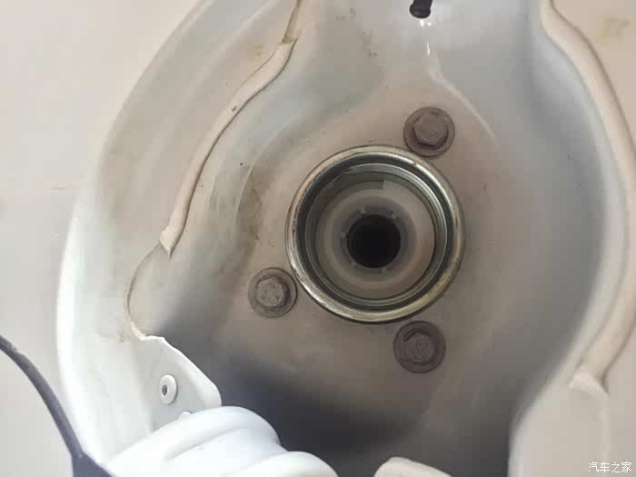 今天加油前自己加的添加剂居然发现加油孔挡片没了!