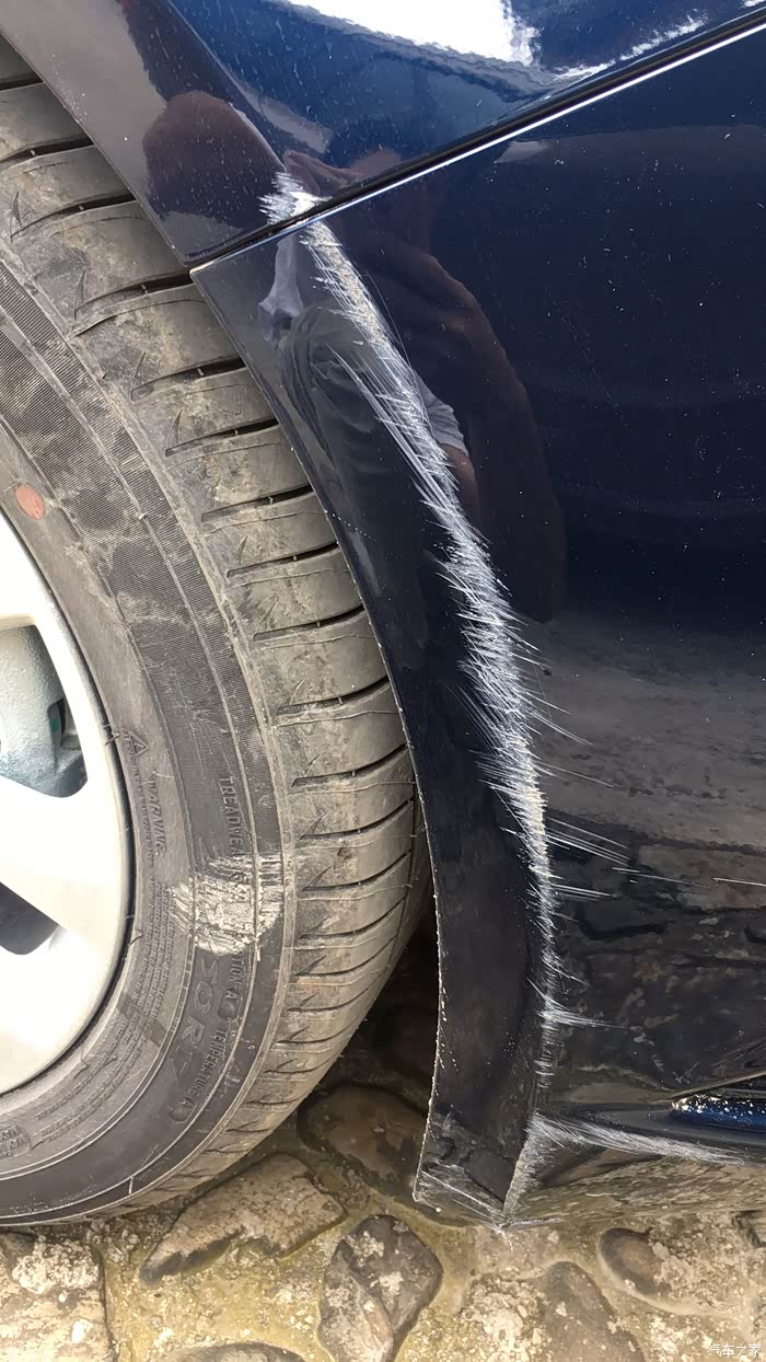 新车1个月,不小心刮蹭了一下,露出黑色底漆.