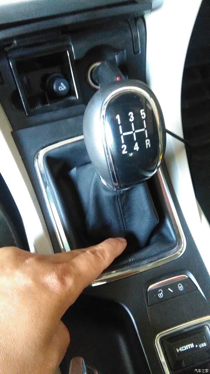 你们档把手刹皮垫下用手戳的下去麽?