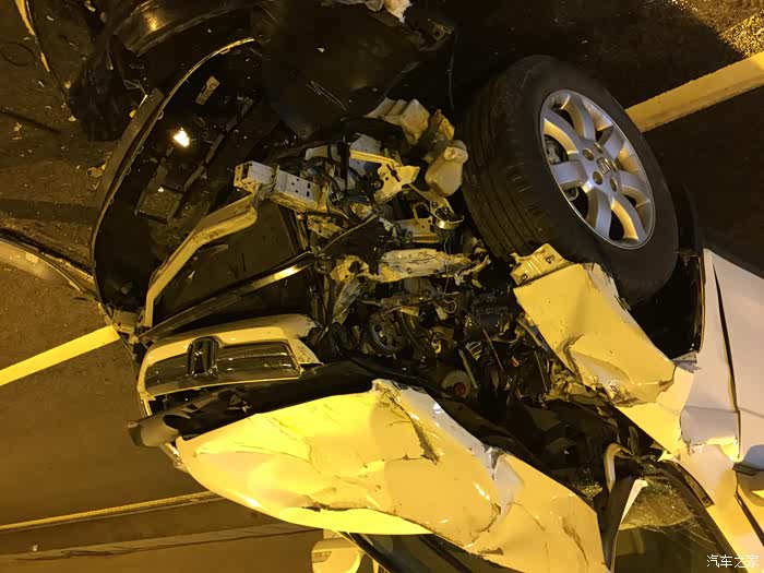 本田crv车头撞烂