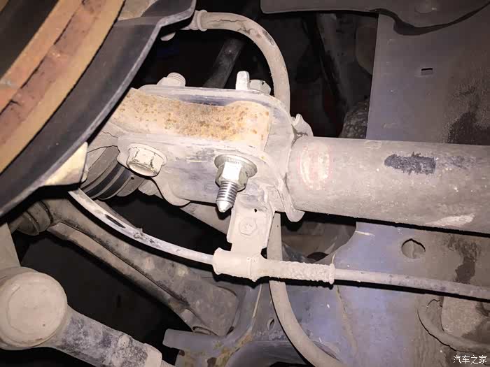 四轮定位动平衡加装偏心螺丝