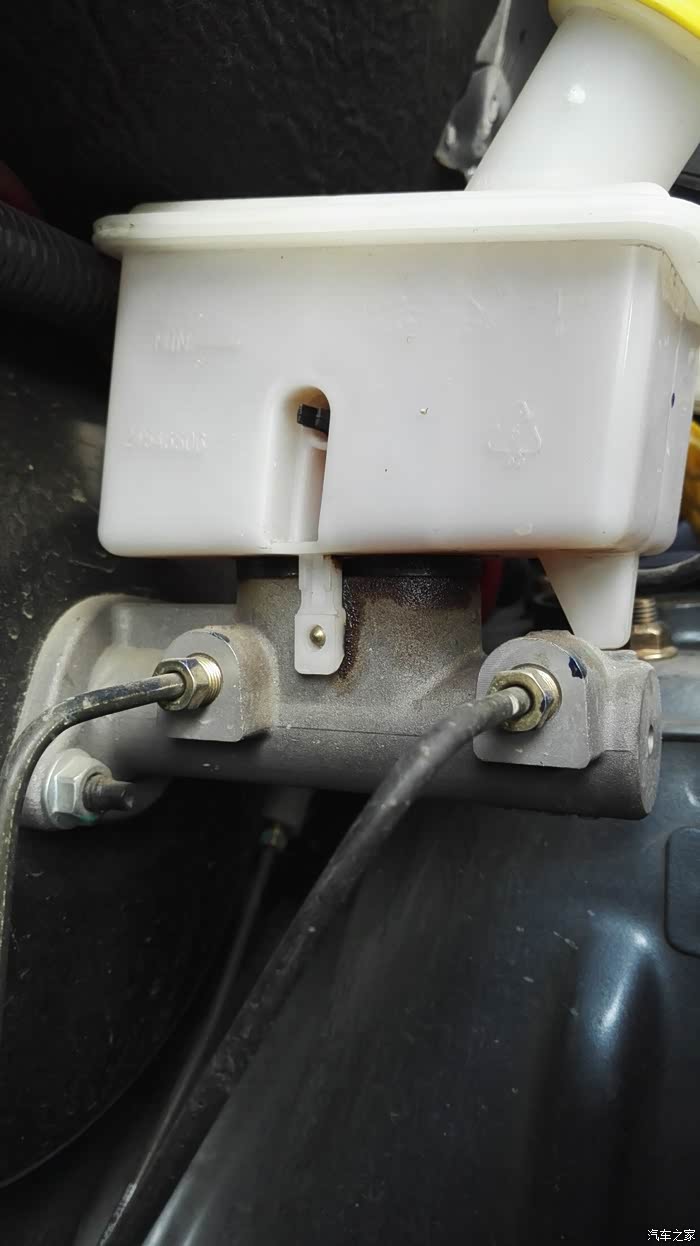 刹车油漏了一点,要不要去四儿子那看看?你们的漏不漏?