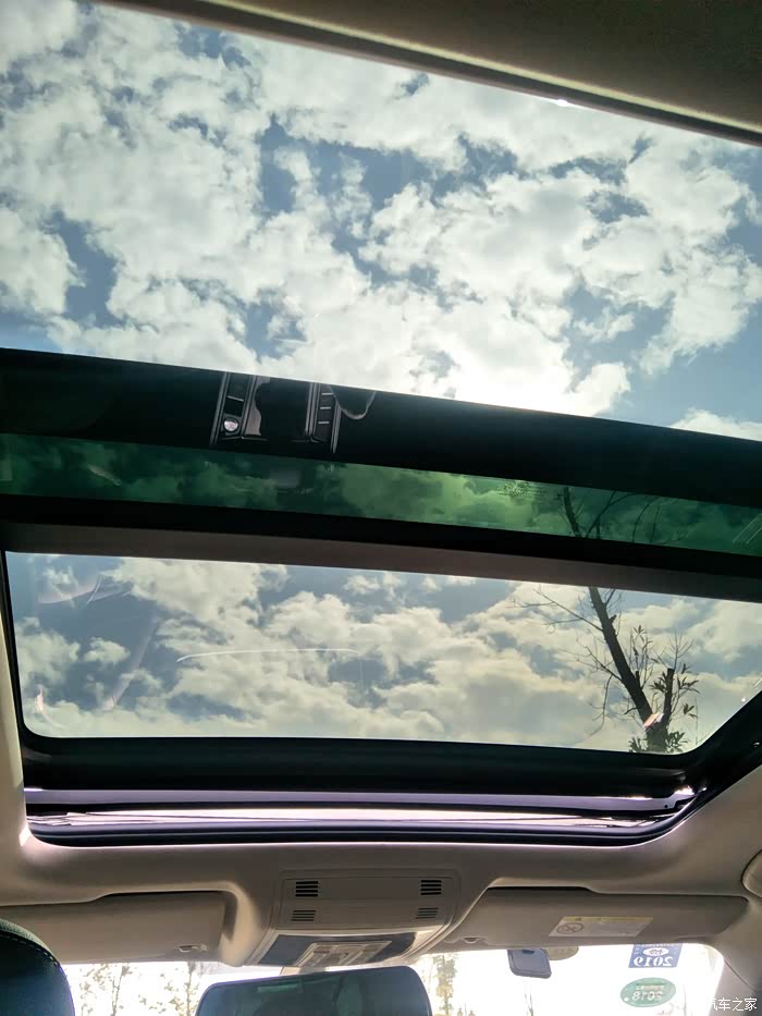 全景天窗晒太阳,暖暖的