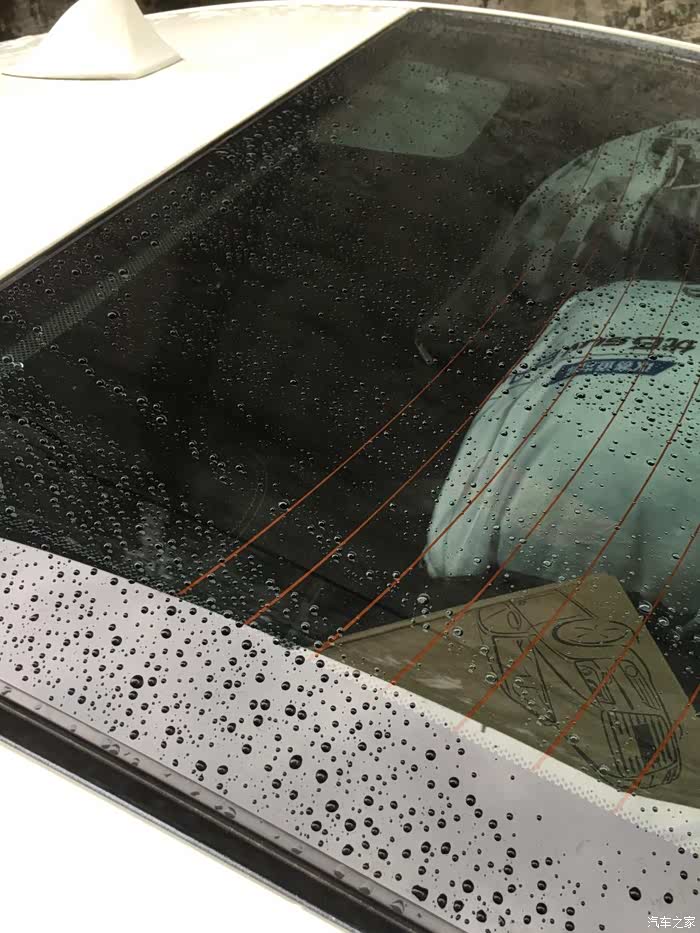 自己动手给车车弄的玻璃镀膜效果还是不错的