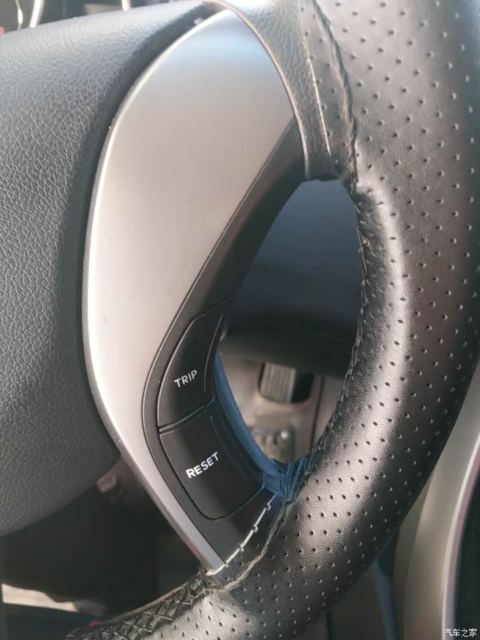 就是上边那个trip键,多按几下就显示了,有续航里程,平均油耗之类的!