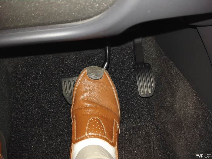 我车的脚刹和油门