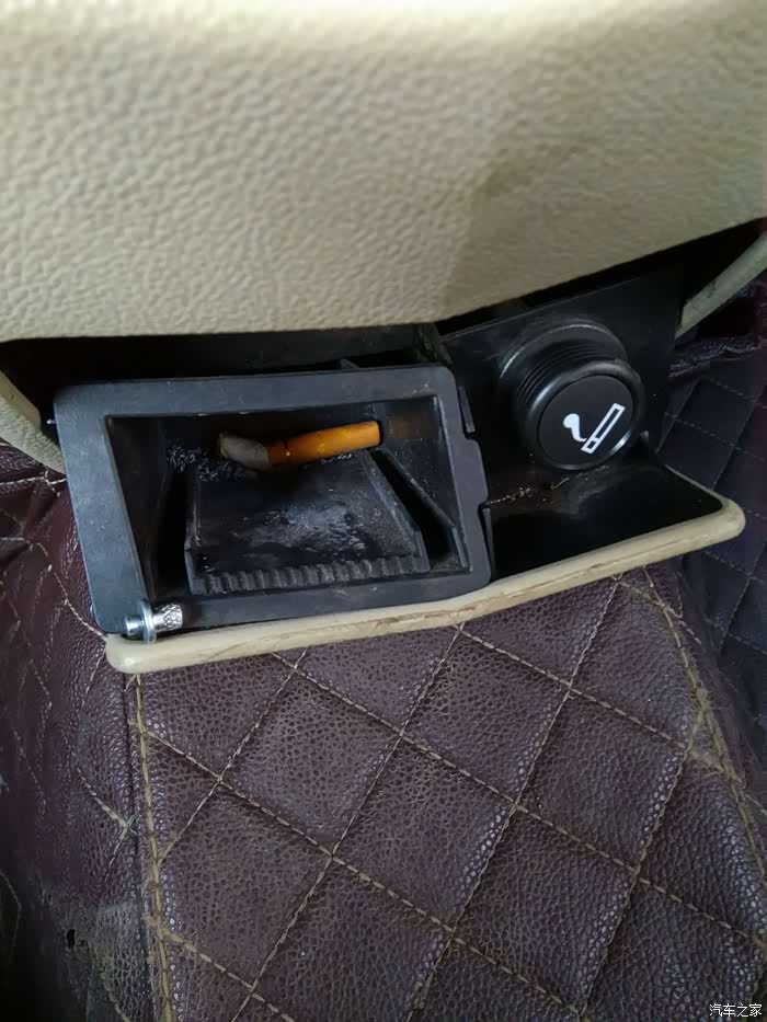 后排烟灰缸拆卸,求教