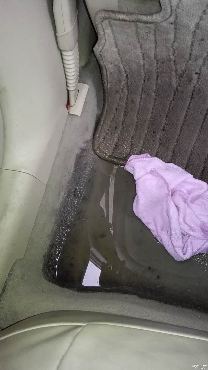 天籁车内地板进水是什么原因