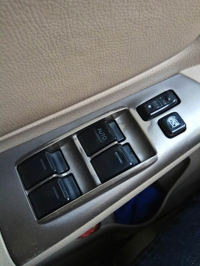 13款花冠的中控台和门锁银色问题