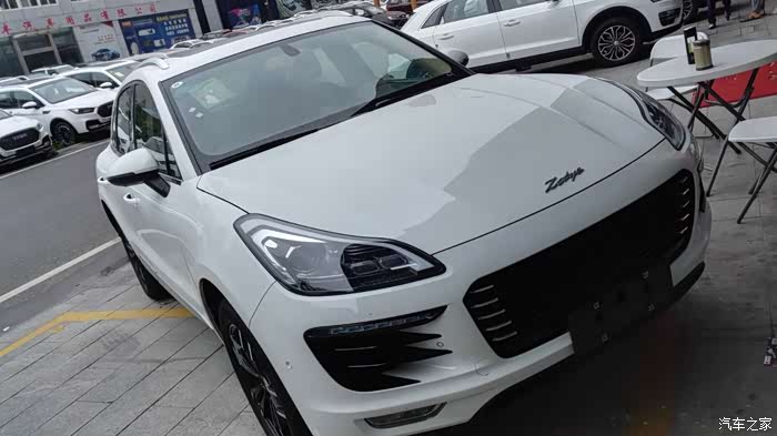 偶遇这辆白色的众泰sr9,觉得非常漂亮!外观大气!上档次! 嘿嘿!