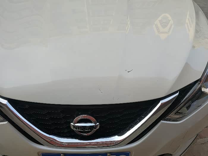 白色新轩逸前机盖喷漆好不好有几个划痕和两个小坑