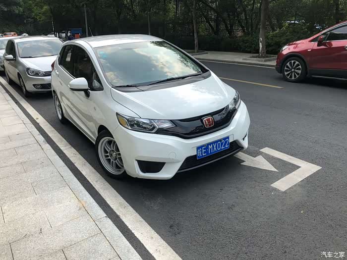 侧面看只有不那么低的车身enkei的rpf01轮毂