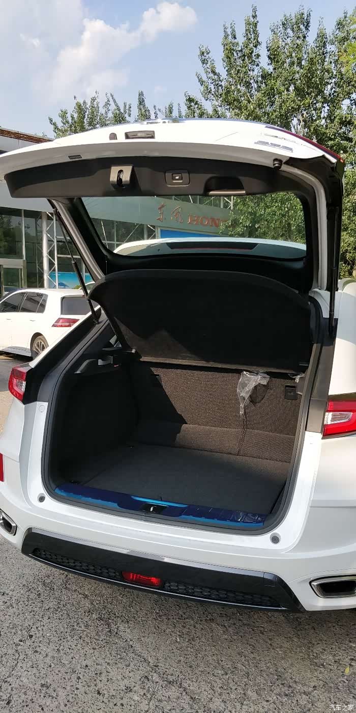 后备箱空间也是一个字大,目测汉兰达比不了啊!