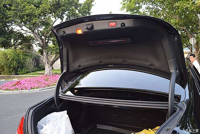 奔驰e300的情怀,妹妹带你领略不同的夏日风情