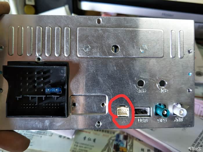 请问观致5大屏车机红色标记的插座是接什么设备的起什么作用