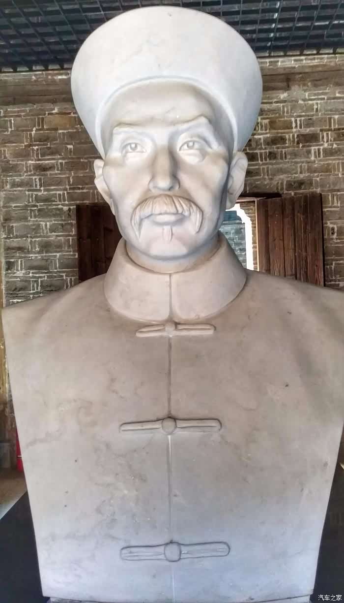 当铺中竖立的李鸿章塑像.