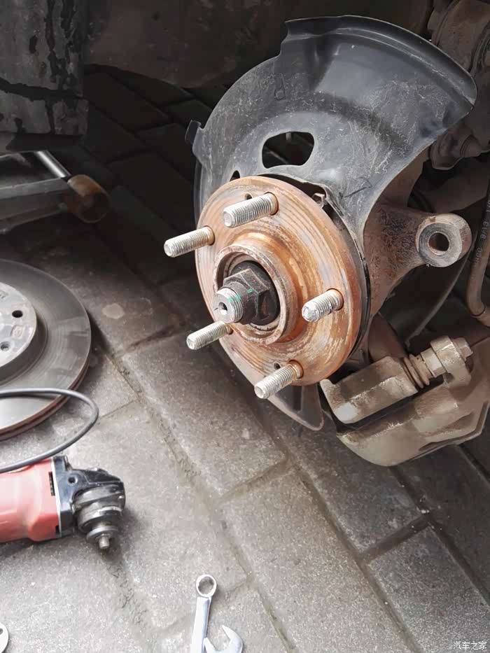 朗动轮毂螺丝断裂更换作业