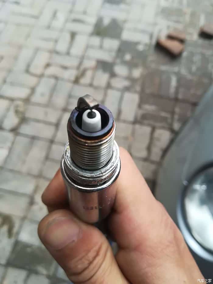 新换的火花塞这个颜色正常么