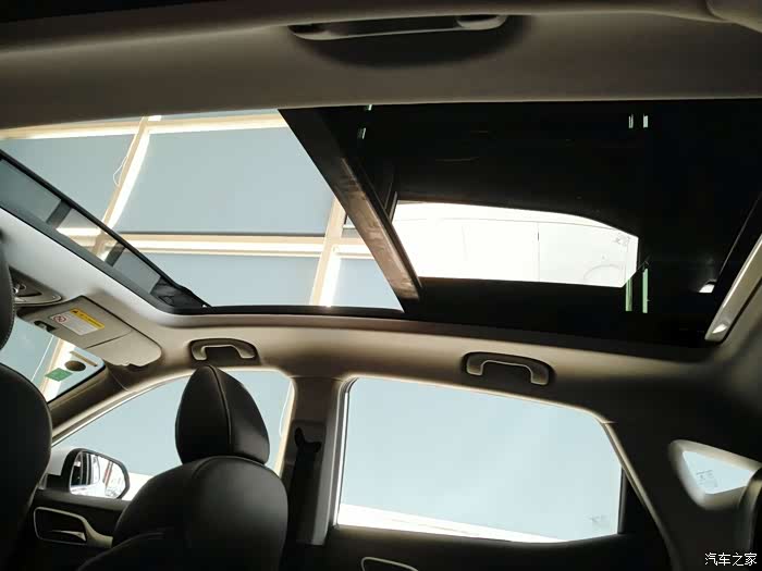 还有该车的全景天窗很不错,给我的感觉就大,晚在车里可以赏月亮,数