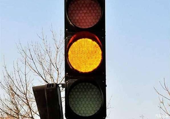 刚过路口黄灯亮了这个时候该走还是该停