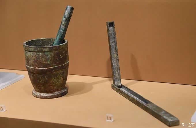 我觉得《大话西游》里的月光宝盒一定是以这个铜圭表(右侧)为设计创意