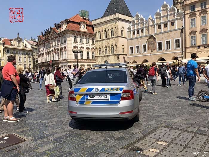 2018-5-26 13:01:38 捷克skoda街景速递 捷克斯洛伐克街上的skoda警车