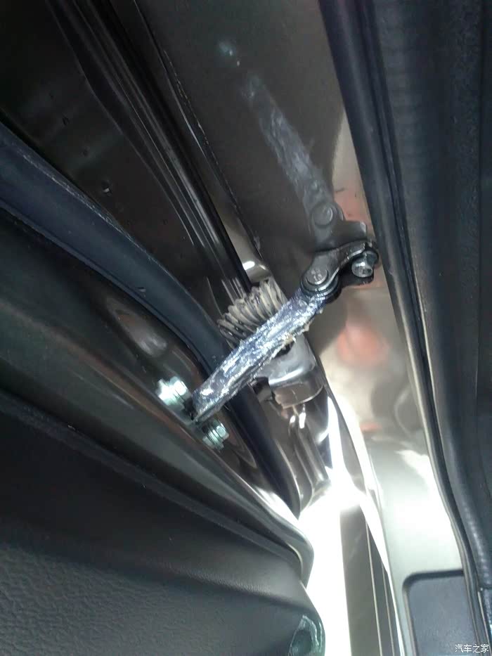 请问各位大神关于车门铰链的问题