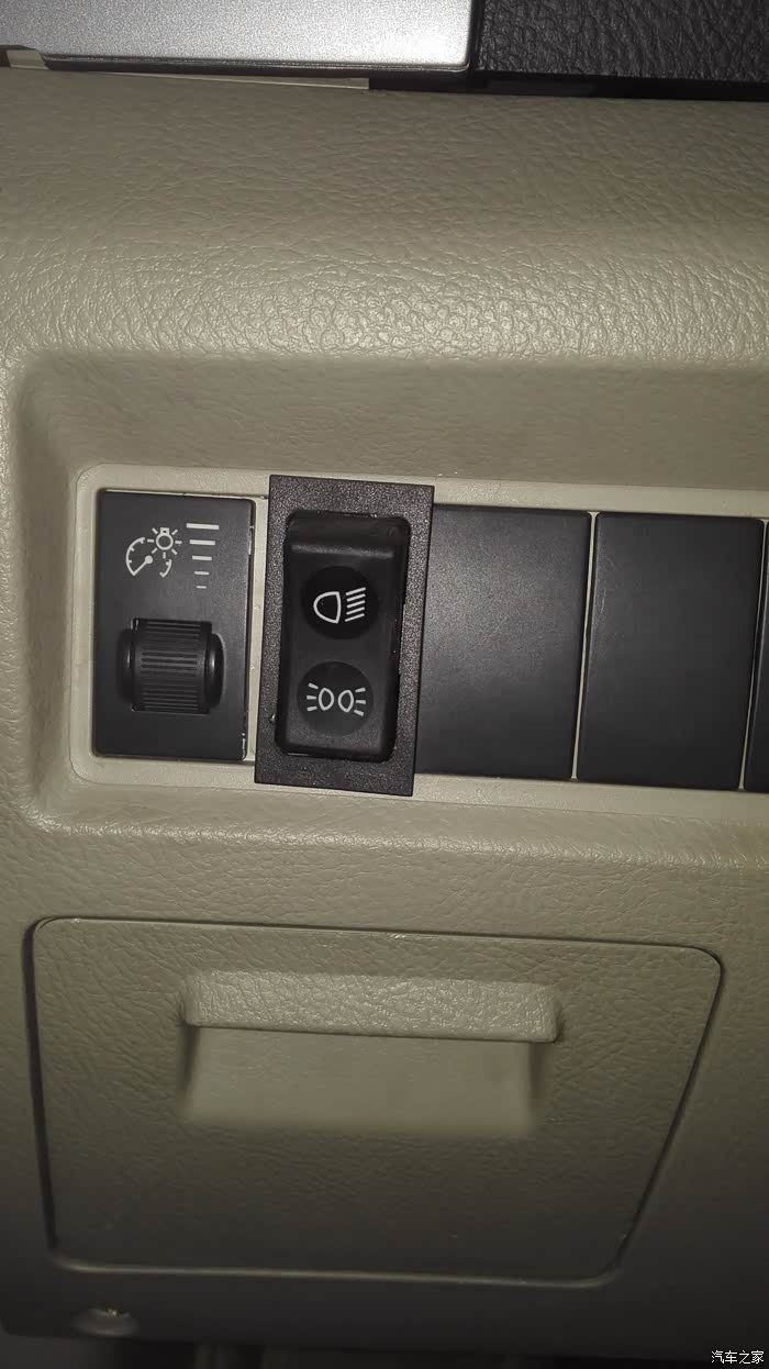 用的大车开关,开关灯比较方便,单独控制的