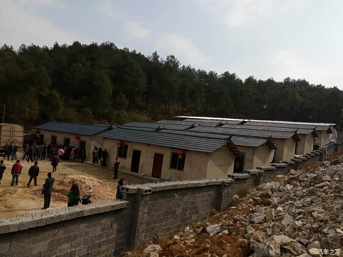 牛棚,关牛的屋子,下面是一个大圆形斗牛场