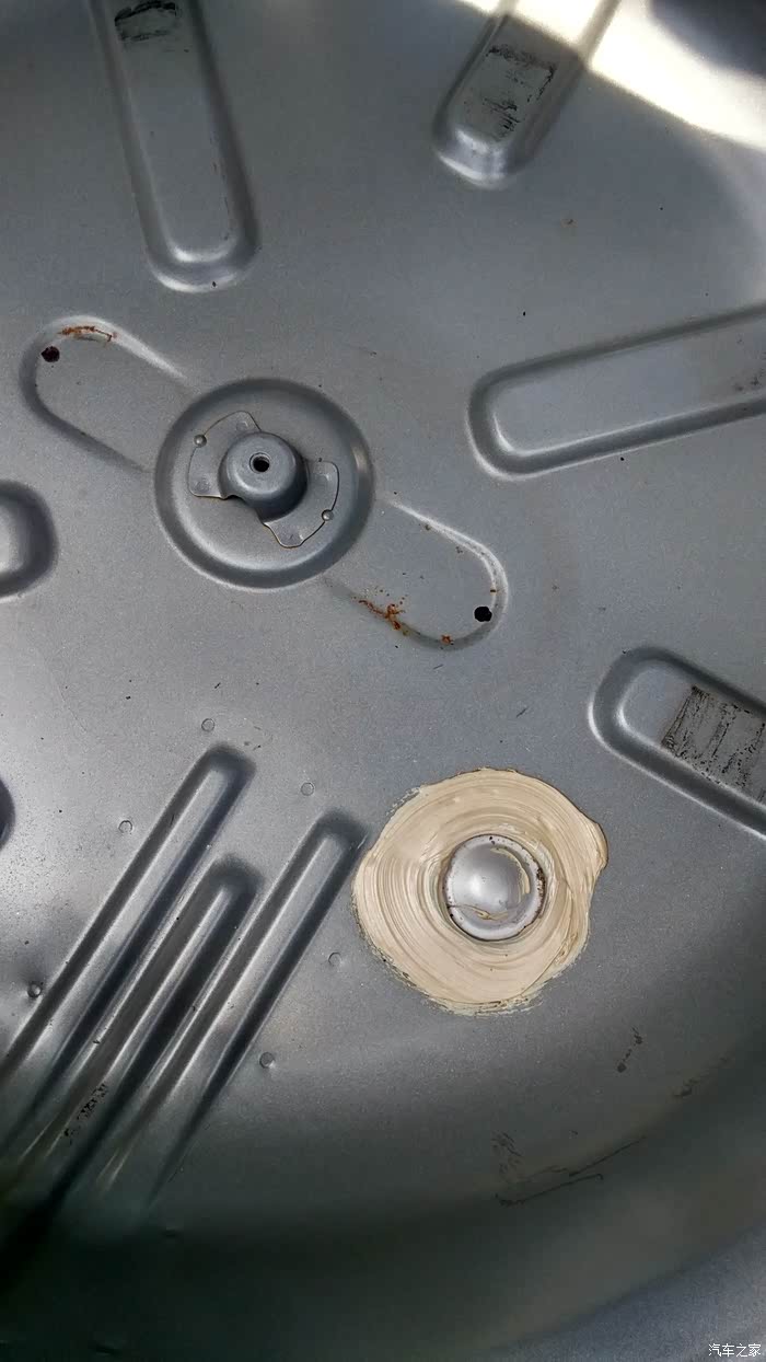 备胎下积水可加个排水孔