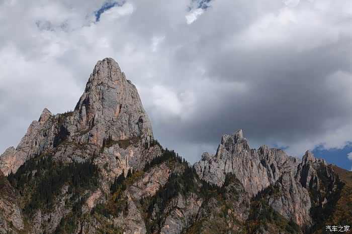 路边的风景,光秃秃的石头山