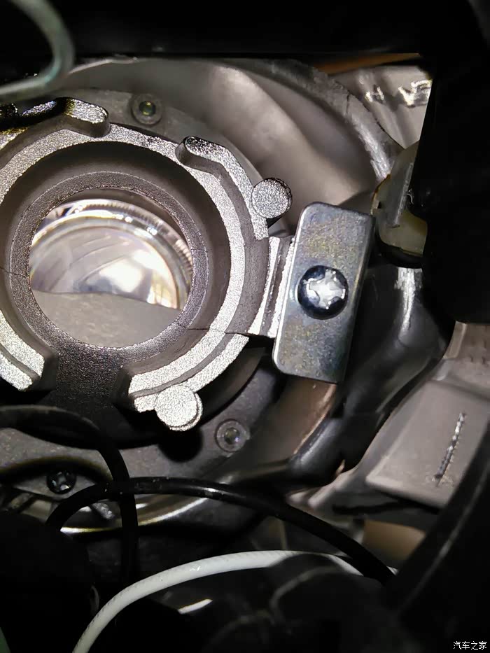 请问帝豪h7近光灯泡缺口方向