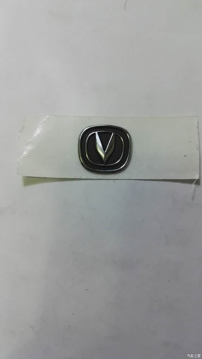 最后一步车标粘双面胶上,用剪刀或刀片沿周边裁齐,撕下背面装回钥匙.