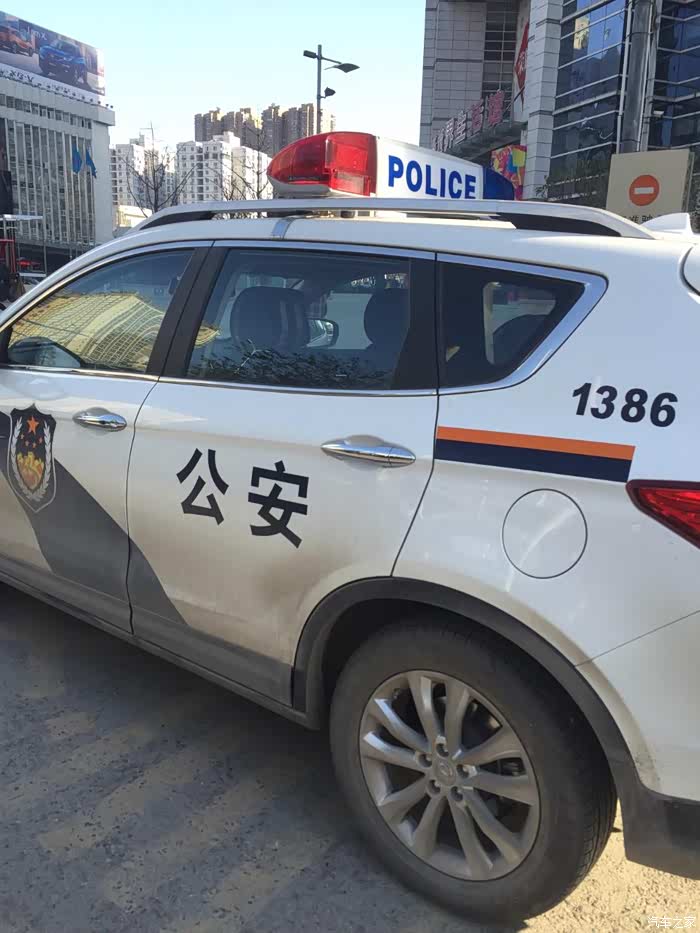 武汉街上警车ax7