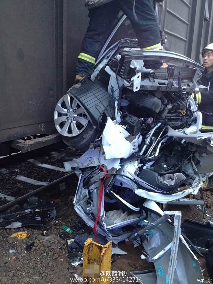 【图】西安一瑞纳轿车与火车相撞_瑞纳论坛_汽车之家论坛