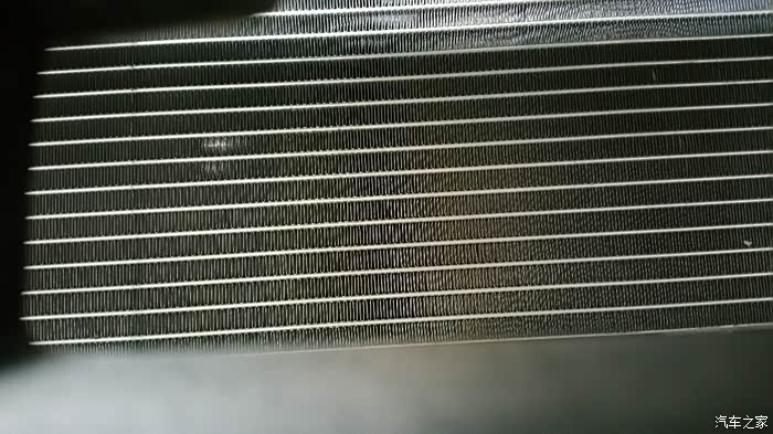 新车水箱散热片变形