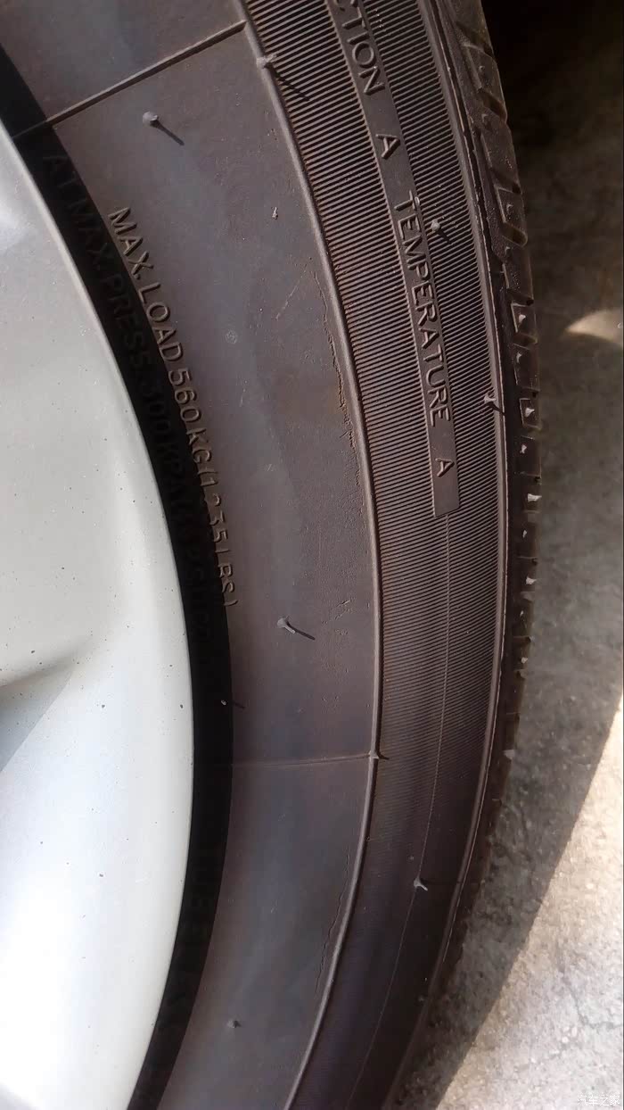 后台胎侧有裂纹,跑高速有事吗?