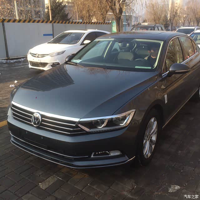 有没有买迈腾普鲁士灰这个颜色的?上图.谢谢