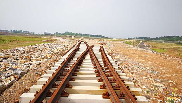 谁说平行线不可以相交?铁路施工工地上的vv7