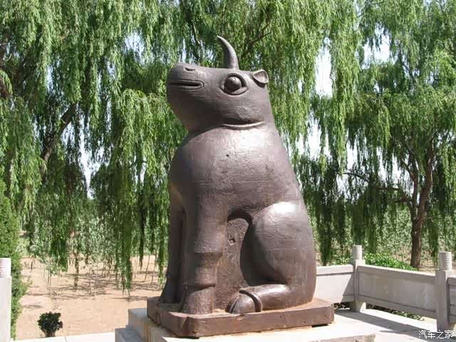 铁犀约两米,坐南朝北,面河而卧,它浑身乌黑,独角朝天,双目炯炯.