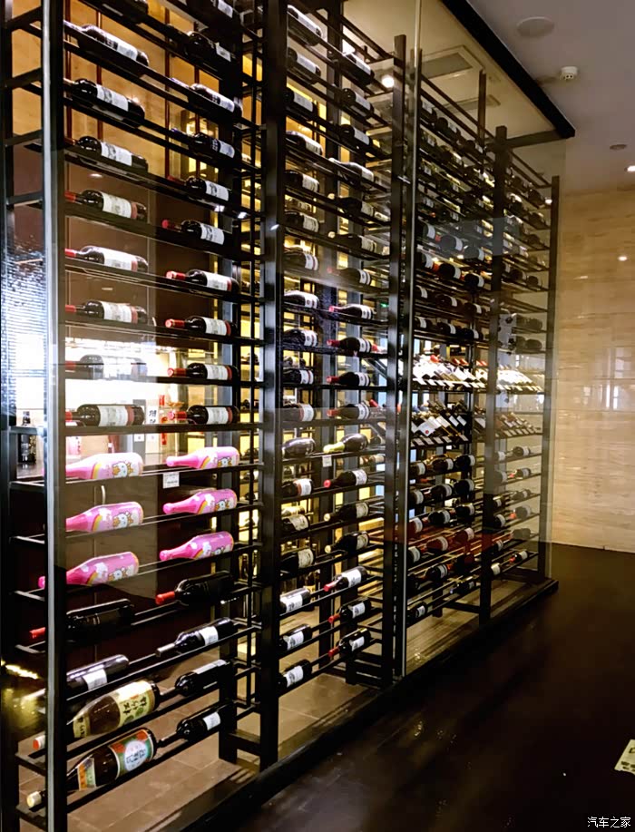 这一整墙红酒我简直太喜欢,一直以来就有一个梦想,就是开一个自己酒庄
