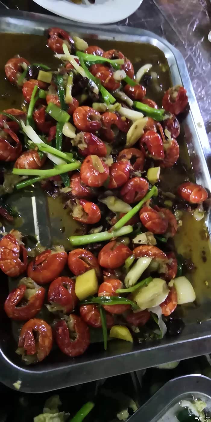 本次聚会猪脚佳肴:虾尾……味道还不错……这是大份……你网传梗还