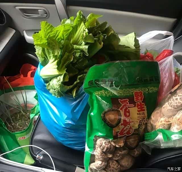 回家路上后备箱塞满的不是食物而是浓浓的父母情