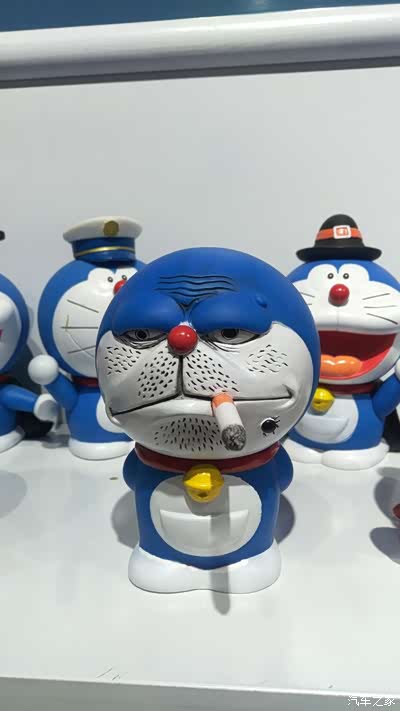 昨天逛街的时候看到了一组很可爱的铁皮人,同时也看到了一组更