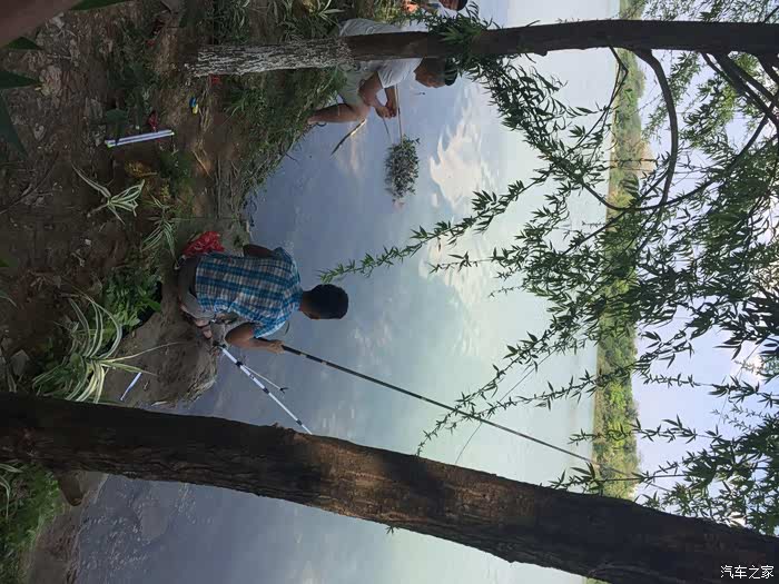 开着哈二约上朋友去梅县大沙河唇钓鱼