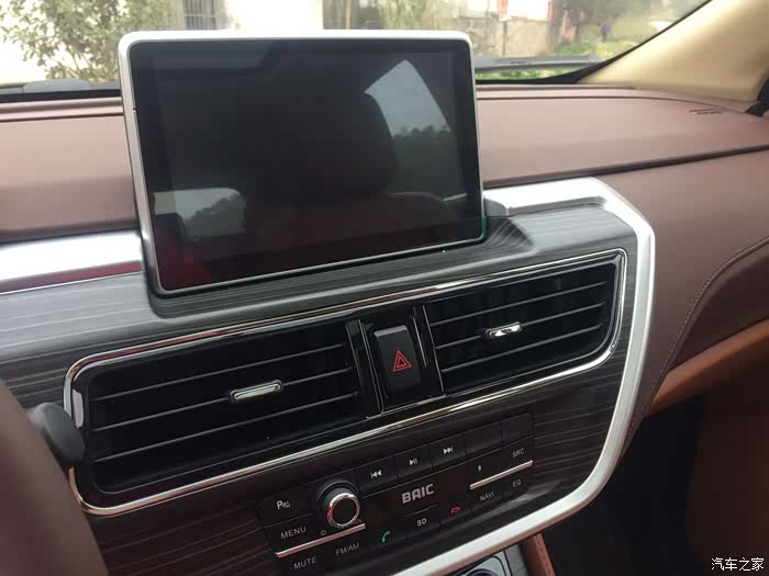 中控大屏,采用立式设计,有b格,平常导航或放视频都清楚