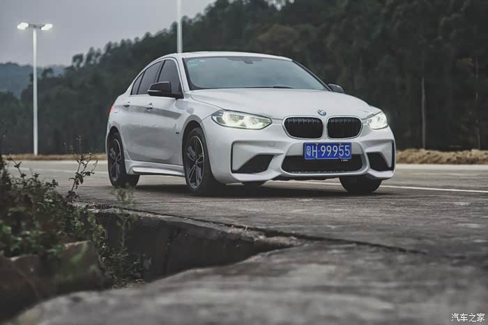 发几张宝马1系三厢f52改装包围贴亮光黑改色膜