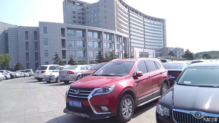 阳光明媚,我们首先到达是章丘龙泉大厦,这是章丘区政府办公楼.